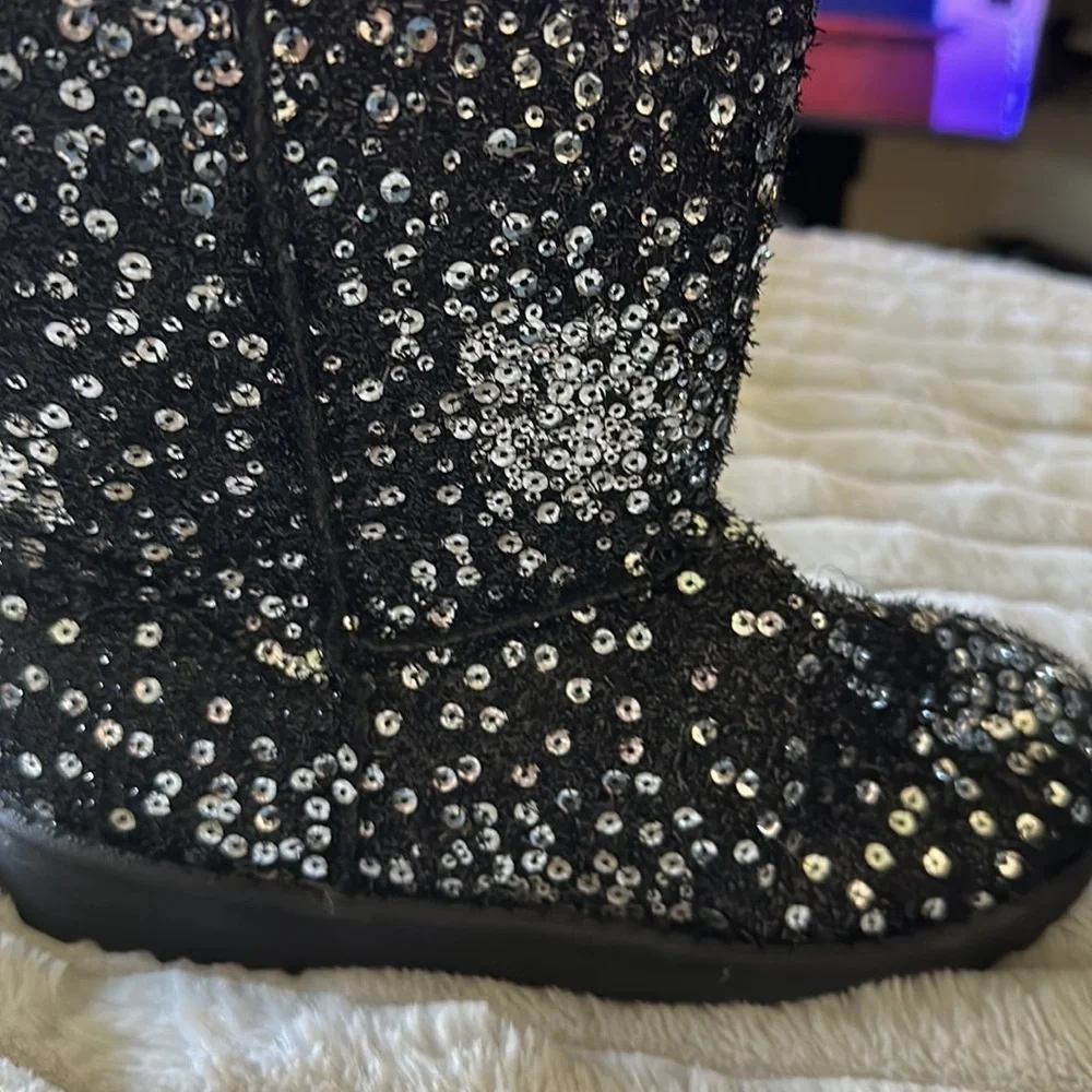 Brand new, never worn size 7 sparkly boot